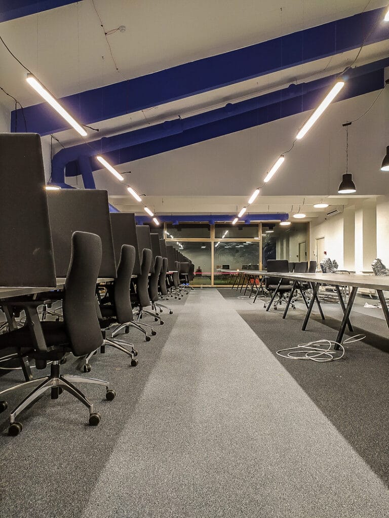 Paklota kiliminė danga "Planas Chuliganas" biurų patalpose
