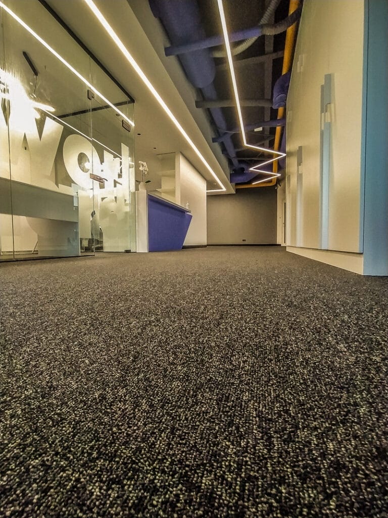 Paklota kiliminė danga "Planas Chuliganas" biurų patalpose