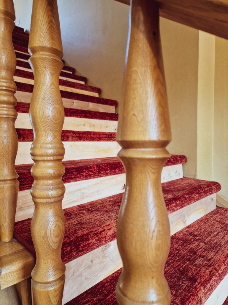 laiptų dengimas kilimine danga. Mabre