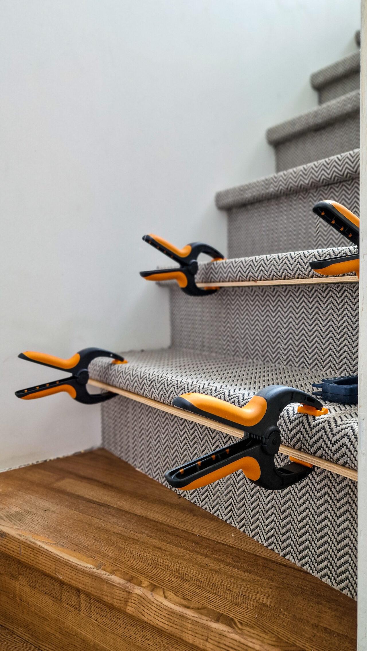 Eglutės rašto kilimu dengti mediniai laiptai 1 nuotrauka