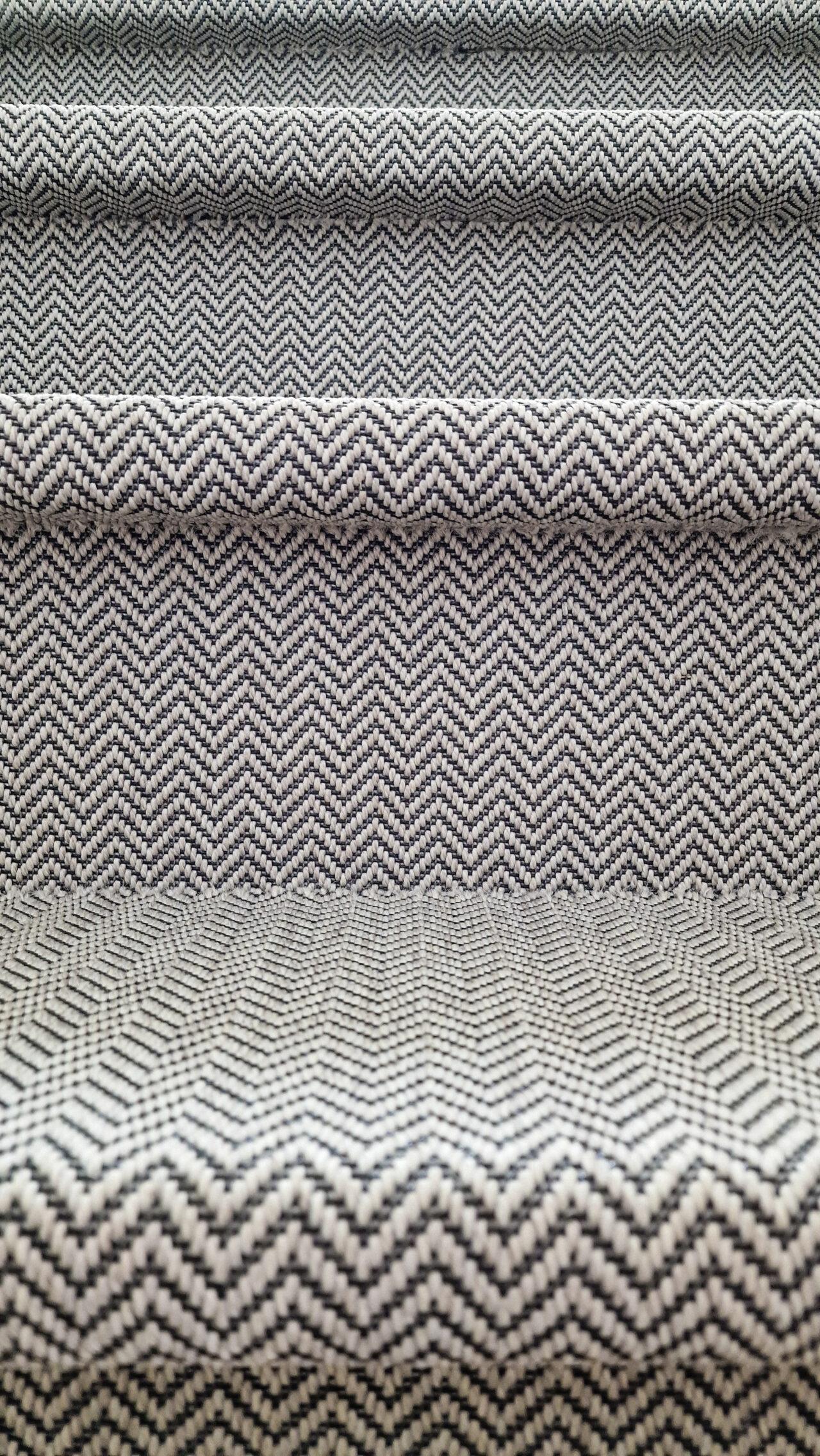 Eglutės rašto kilimu dengti mediniai laiptai 2 nuotrauka