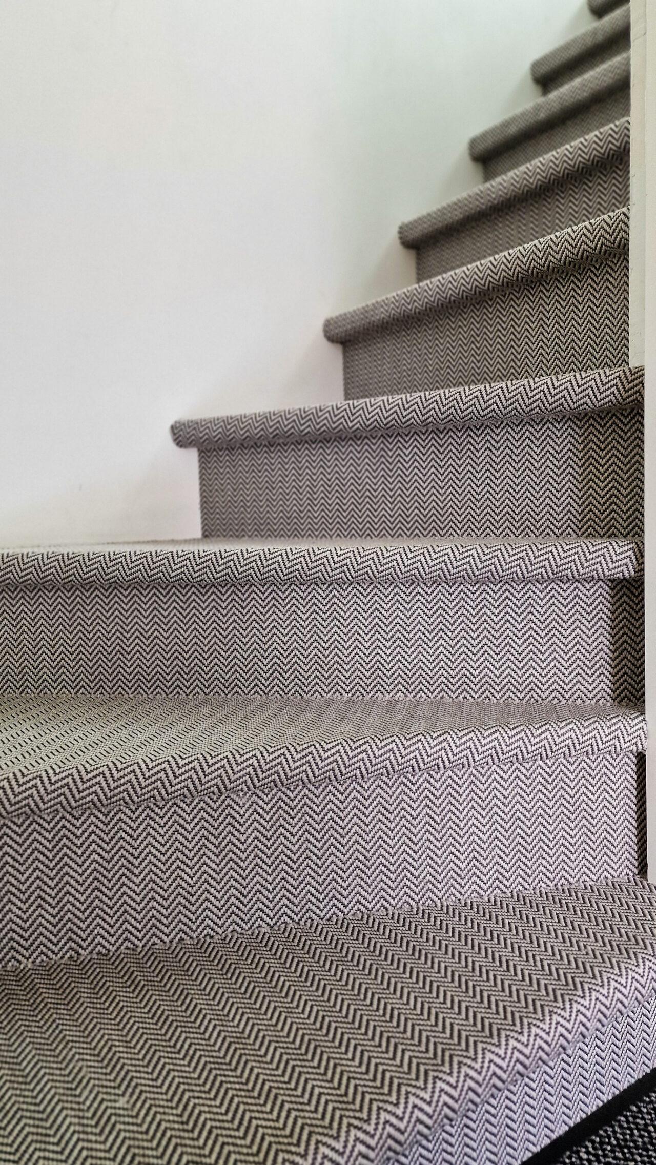 Eglutės rašto kilimu dengti mediniai laiptai 3 nuotrauka