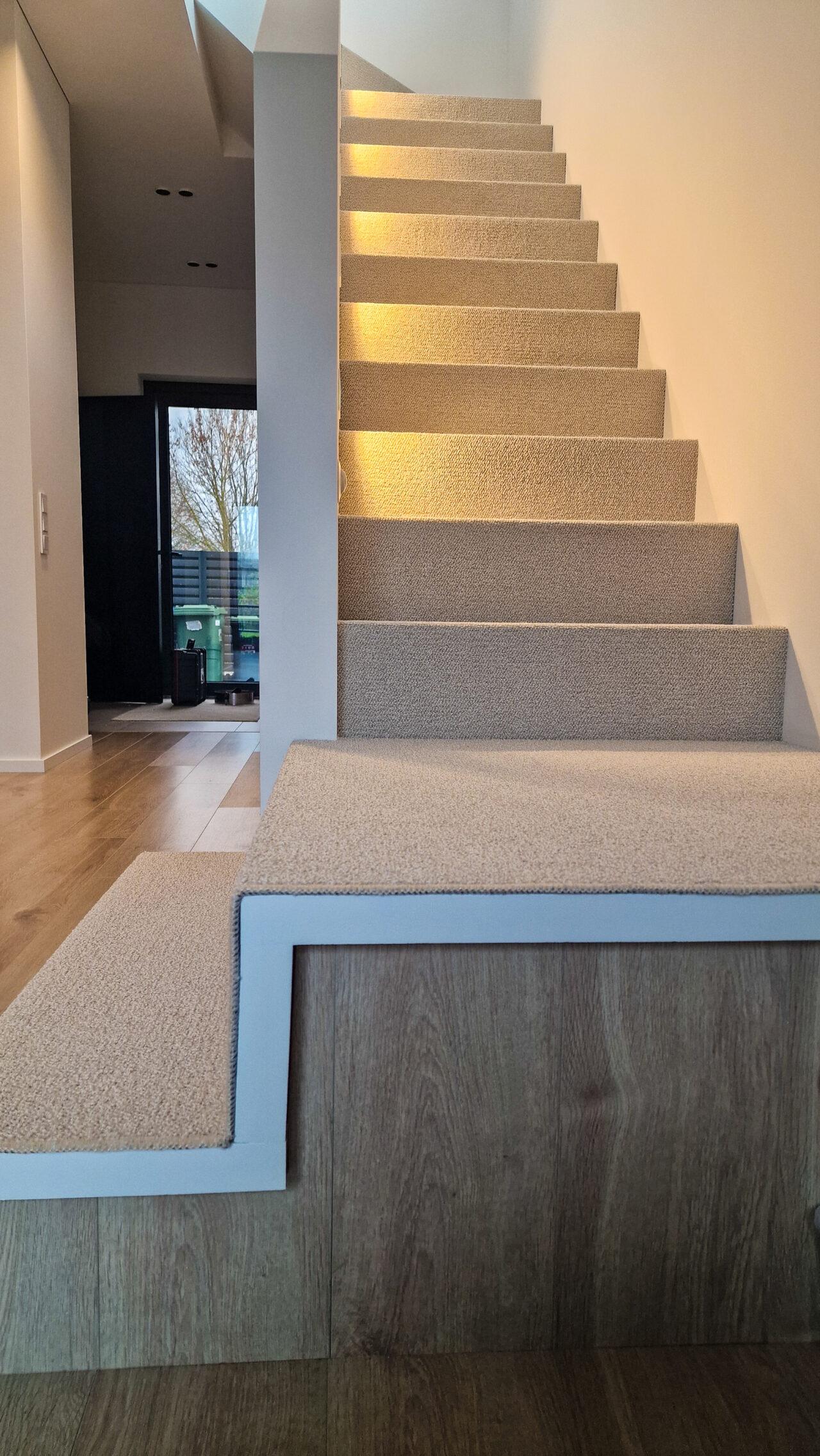 Šviesiu, kilpinių kilimu dengti laiptai. 2 nuotrauka