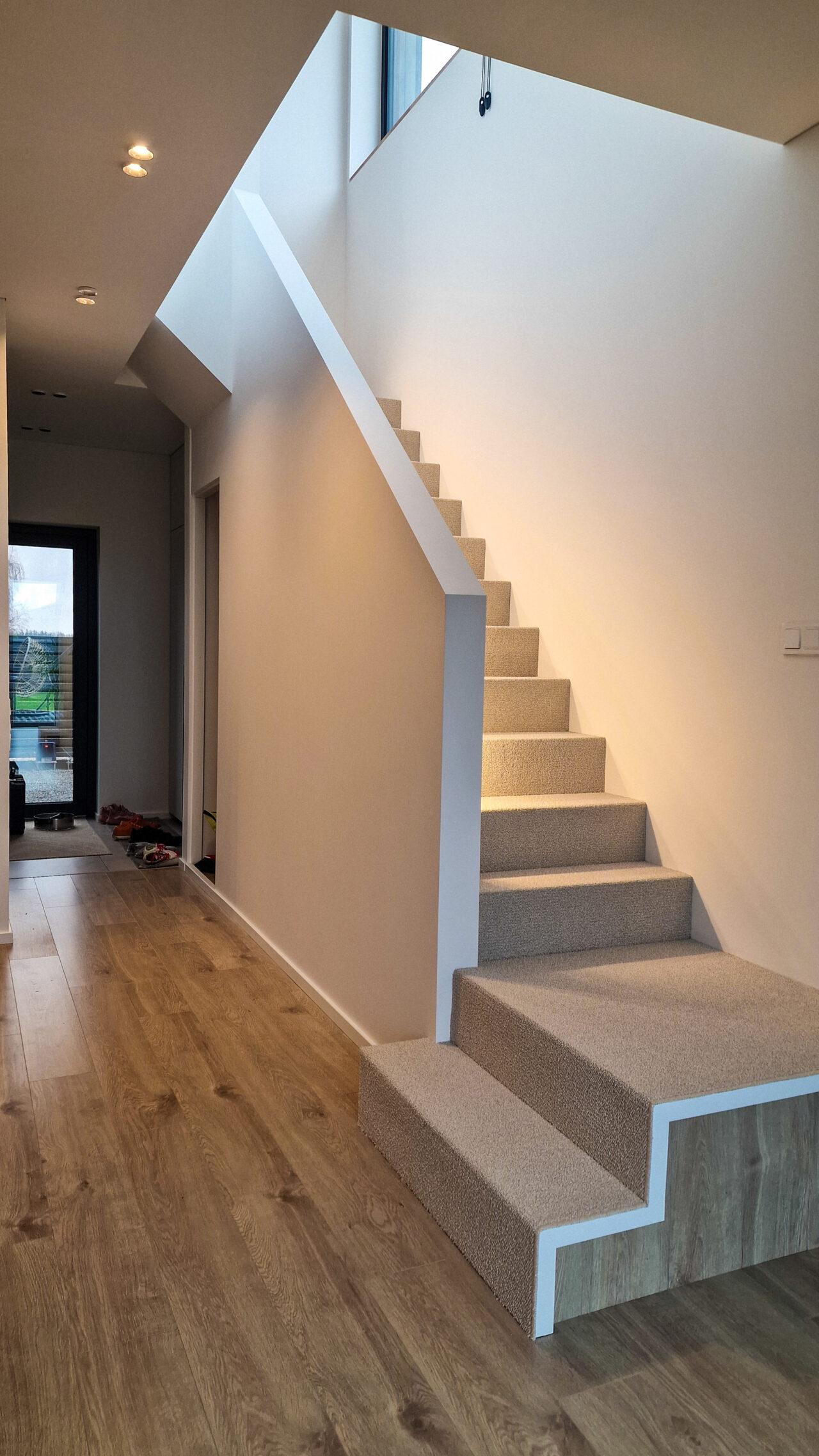 Šviesiu, kilpinių kilimu dengti laiptai. 3 nuotrauka