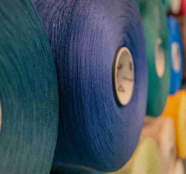 Perdirbto plastiko siūlai kilimų ir kiliminių dangų gamybai