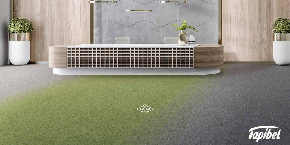 Tapibel kiliminės plytelės moderniame biuro interjere su žalia ir pilka grindų danga