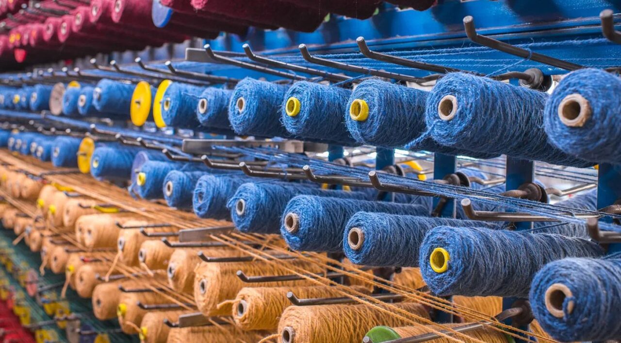 Vilnos siūlai kilimo gamybai tekstilės fabrike