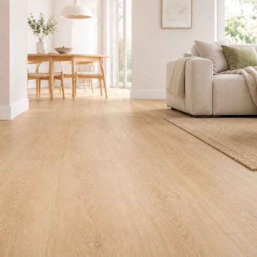 Grindų dangos moderniame interjere – šviesi minimalistinė erdvė su estetiškai pavaizduota grindų danga